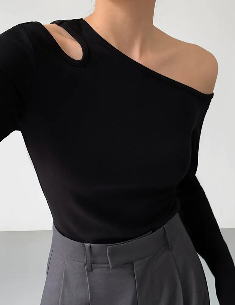 T-shirt estiva svasata a maniche lunghe con spalla inclinata